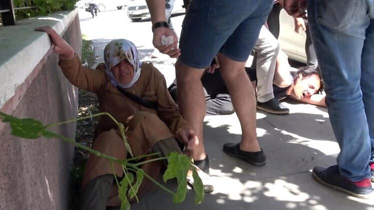 Erzurum'da annesini döven gence feci dayak! 2