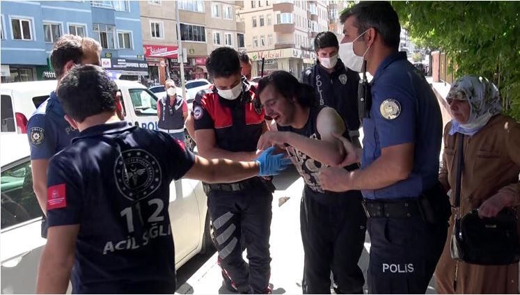 Erzurum'da annesini döven gence feci dayak! 3