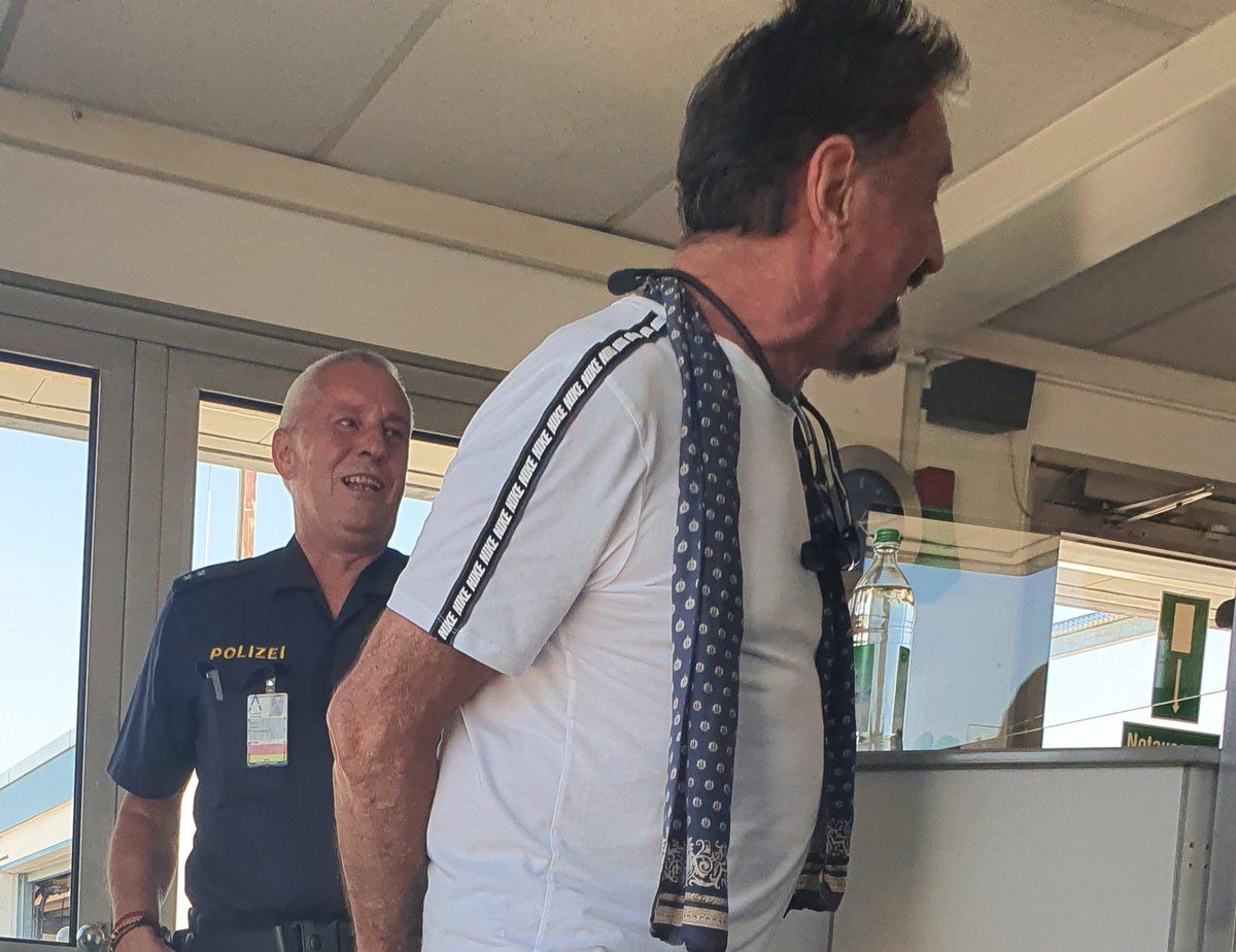 John McAfee, kadın iç çamaşırını maske yapıp takınca gözaltına alındı 2