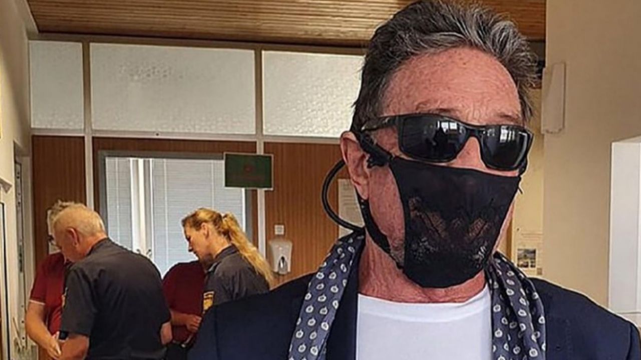 John McAfee, kadın iç çamaşırını maske yapıp takınca gözaltına alındı 4
