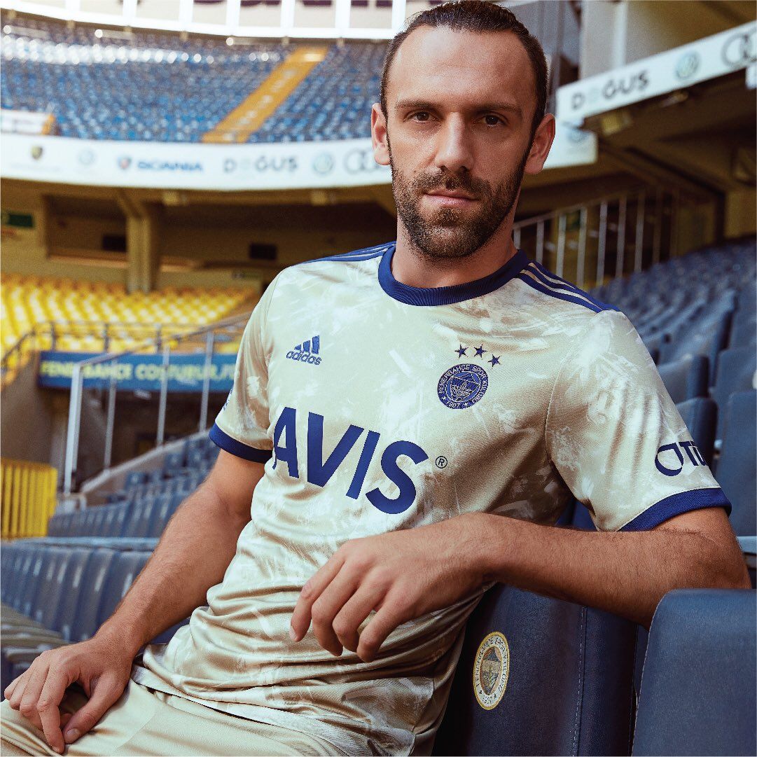 Fenerbahçe'nin yeni formaları satışa sunuldu 3