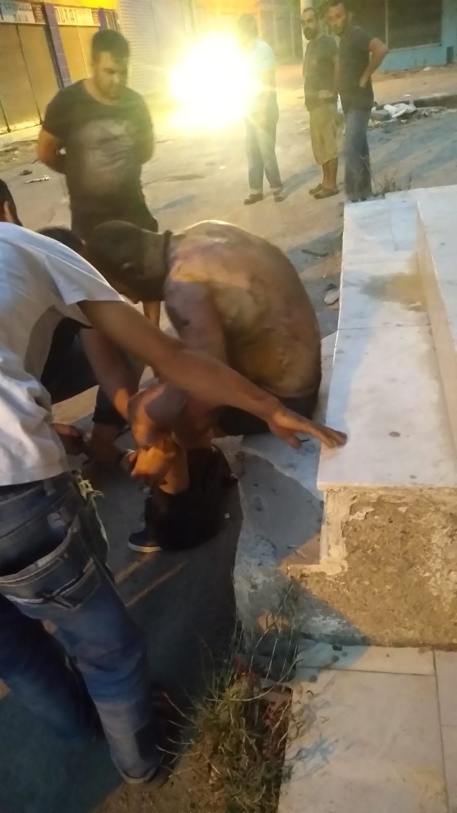 Tartıştıkları adamı ateşe verdiler! 2