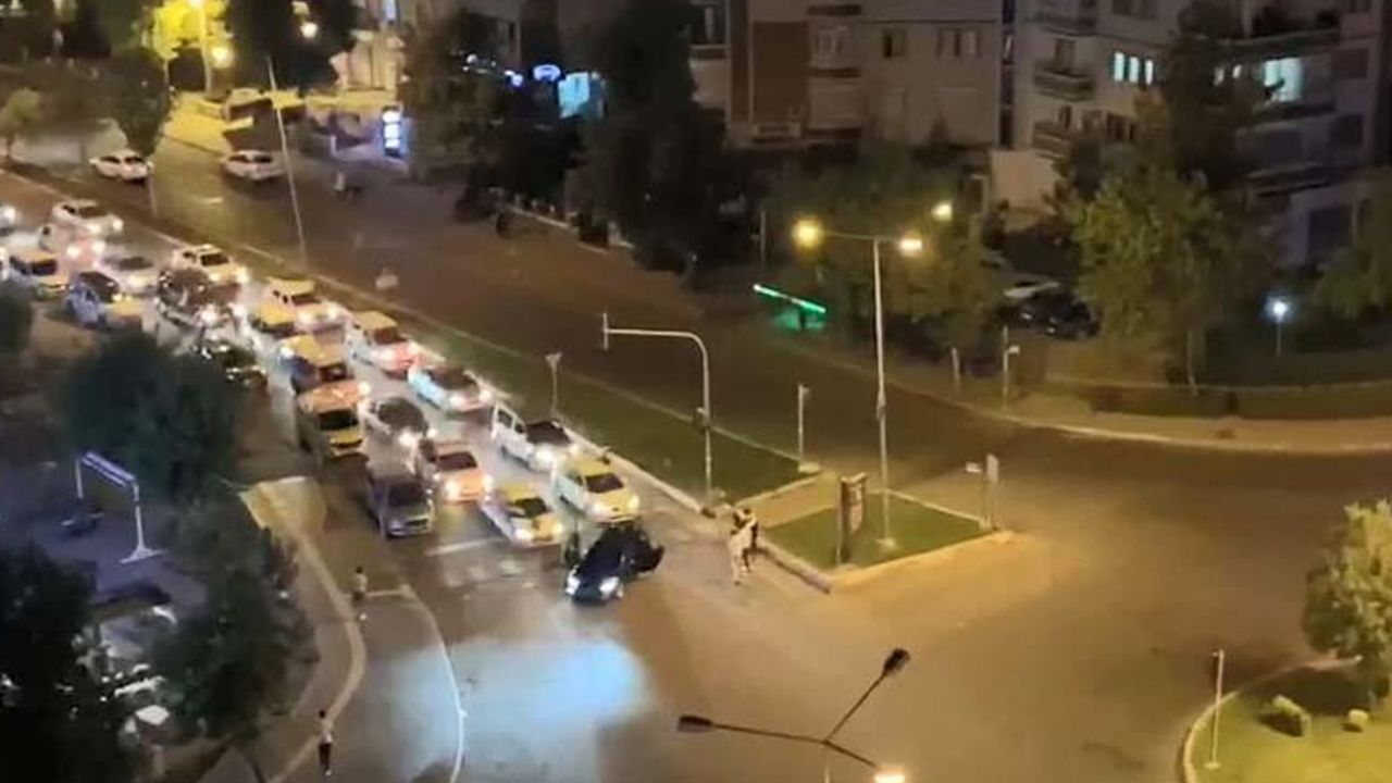 Diyarbakır'da düğün konvoyu oluşturup, kırmızı ışıkta halay çektiler! 2