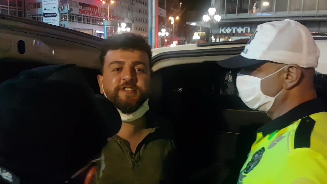 'Ölüyorum' dedi, maskeyle sigara içti 1