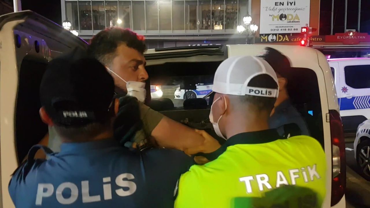 'Ölüyorum' dedi, maskeyle sigara içti 9