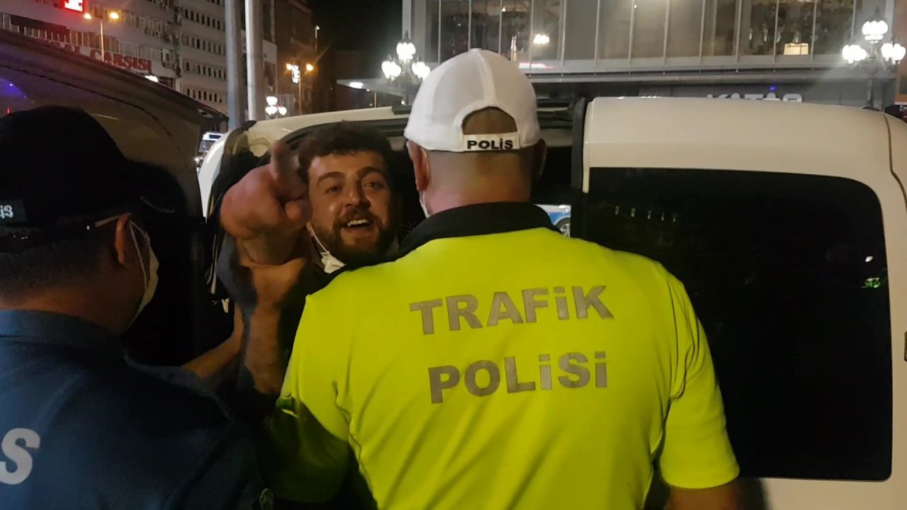 'Ölüyorum' dedi, maskeyle sigara içti 10