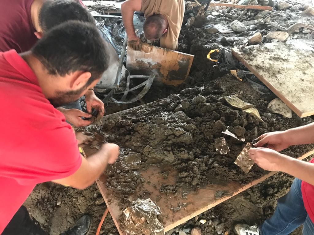 Çamurdan çıkarılan paralar sel sularıyla yıkandı 1
