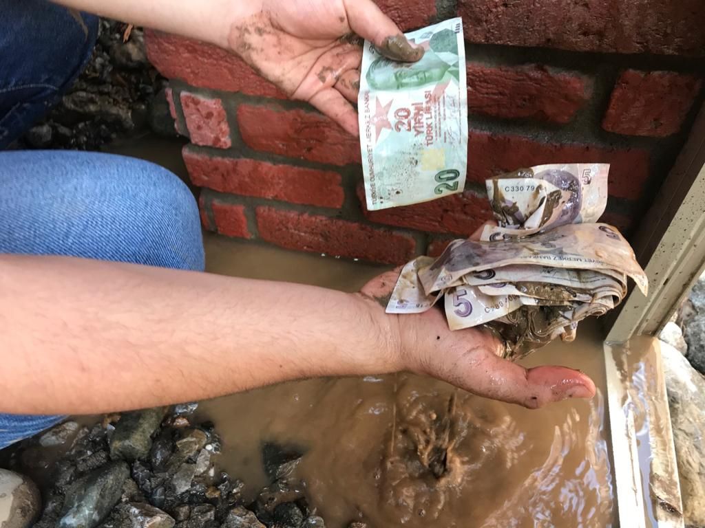 Çamurdan çıkarılan paralar sel sularıyla yıkandı 3