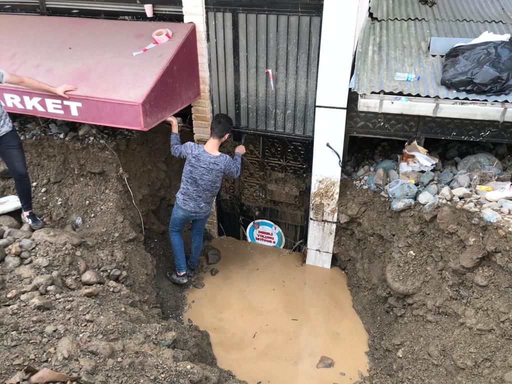 Çamurdan çıkarılan paralar sel sularıyla yıkandı 5