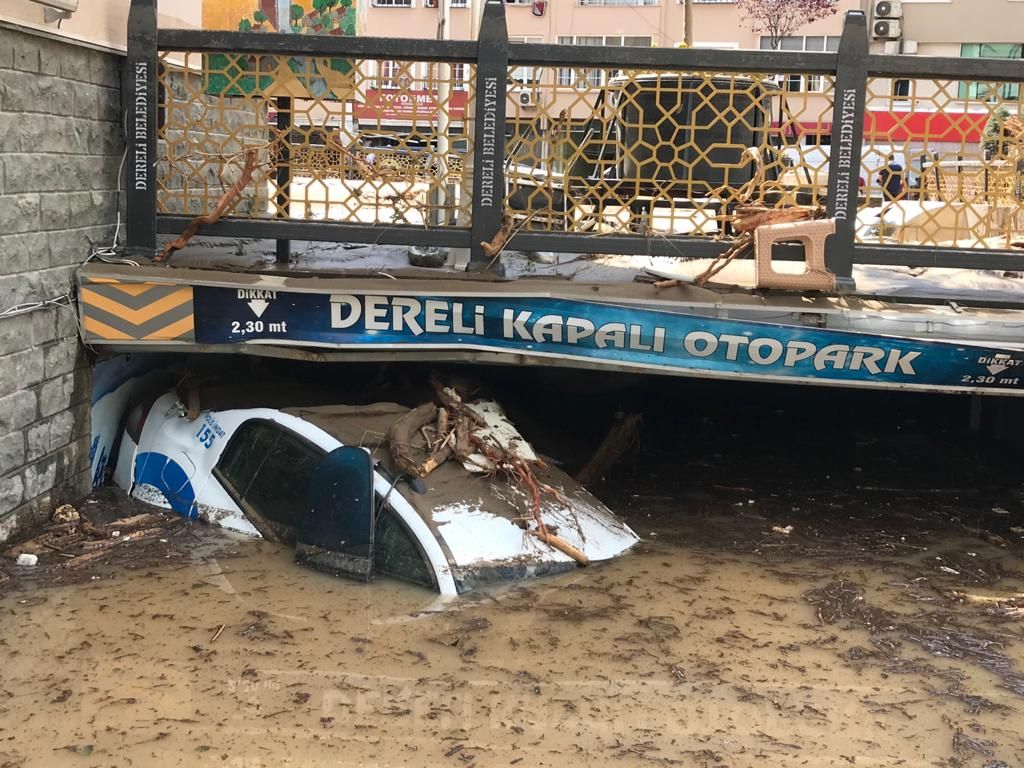 Çamurdan çıkarılan paralar sel sularıyla yıkandı 6