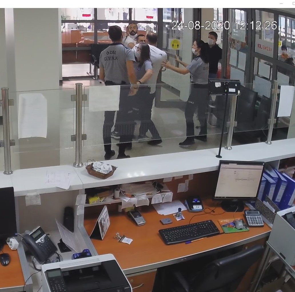 Tokat attı, yumrukladı, camları kırdı... 4