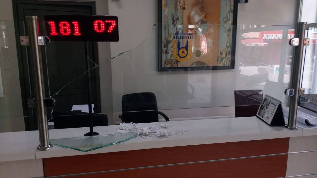 Tokat attı, yumrukladı, camları kırdı... 5