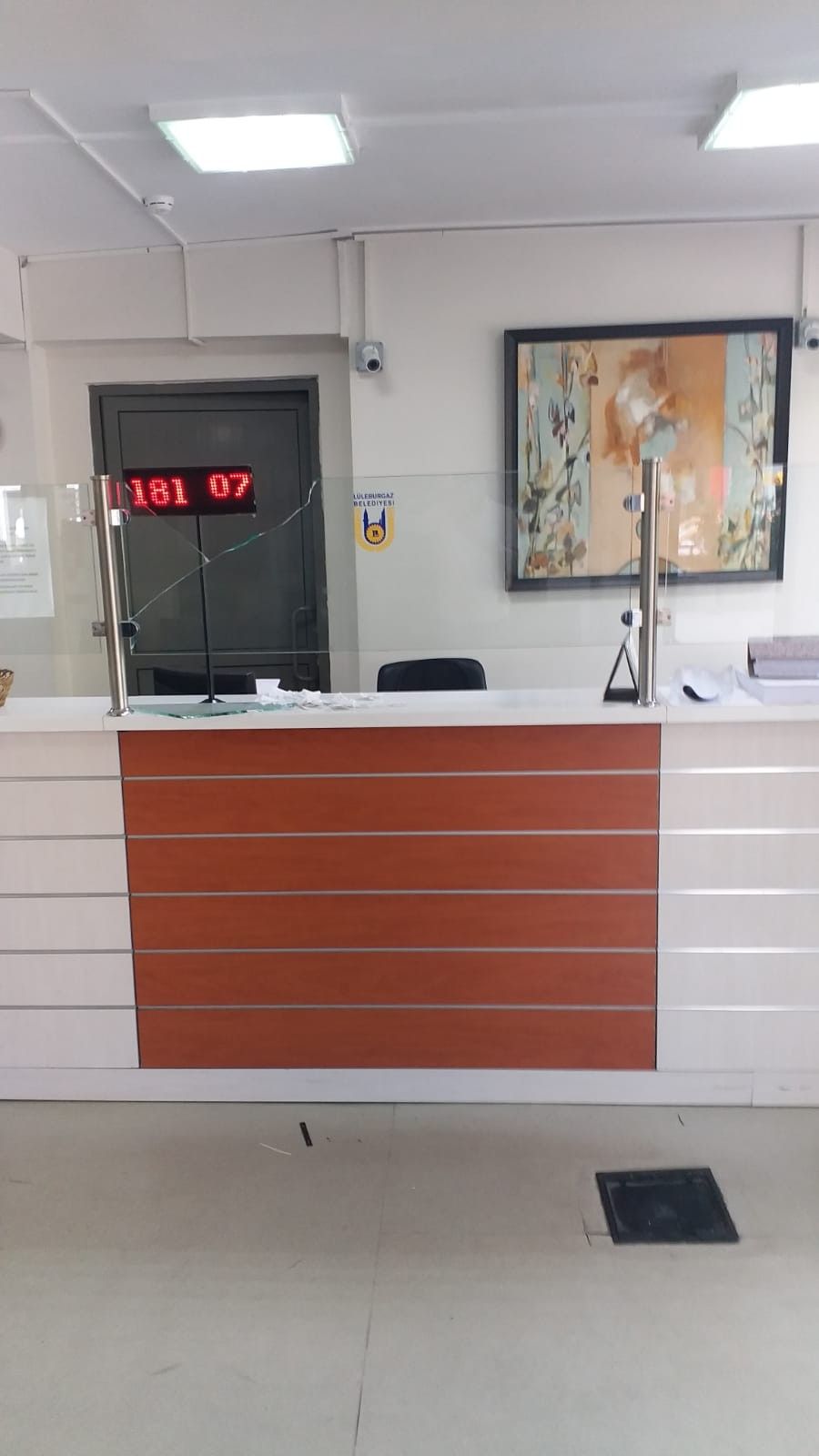 Tokat attı, yumrukladı, camları kırdı... 6