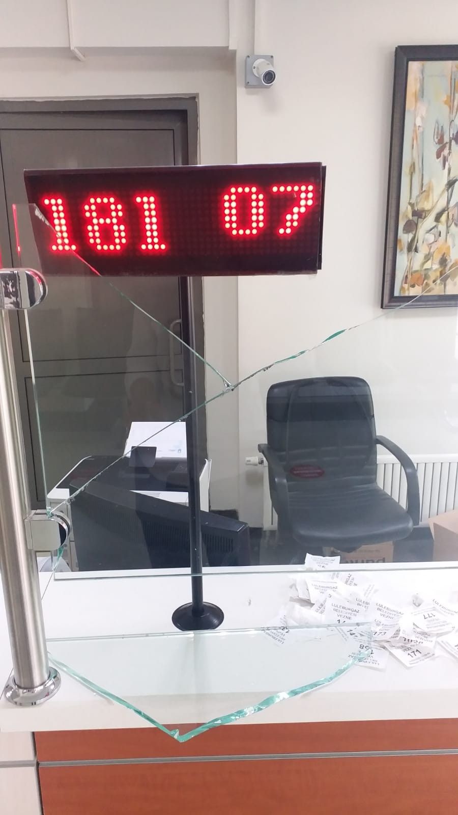 Tokat attı, yumrukladı, camları kırdı... 7