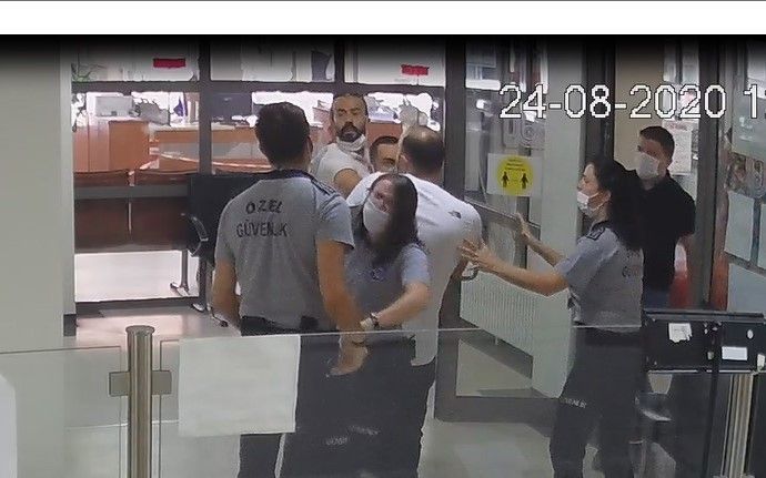 Tokat attı, yumrukladı, camları kırdı... 2