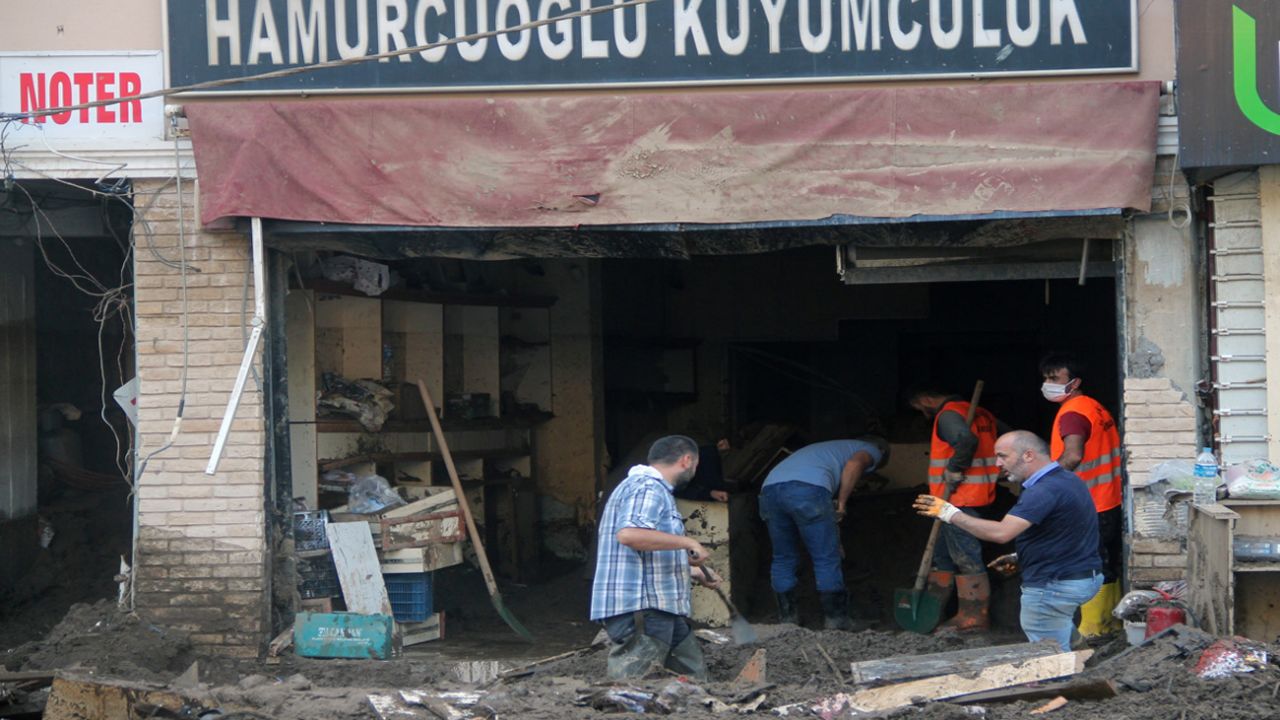 Kimisi altınlarının kimisi de alacaklarının peşinde! Çamurun içinden tek tek altın topladı... 1