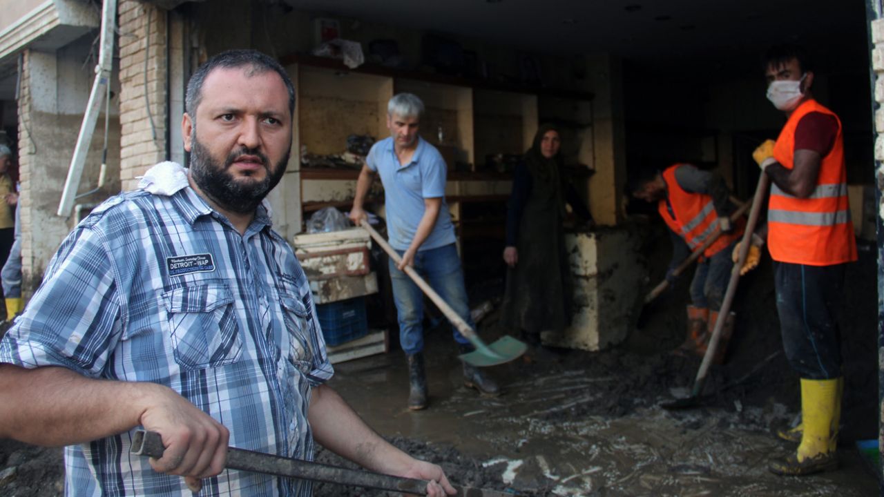 Kimisi altınlarının kimisi de alacaklarının peşinde! Çamurun içinden tek tek altın topladı... 7
