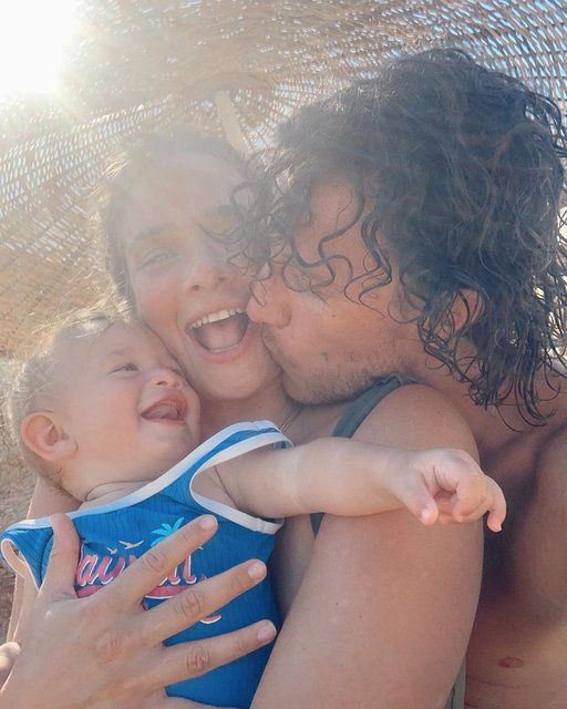 Müge Boz'dan eşi Caner Erdeniz ve kızı ile aile pozu 1