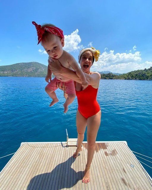 Müge Boz'dan eşi Caner Erdeniz ve kızı ile aile pozu 5