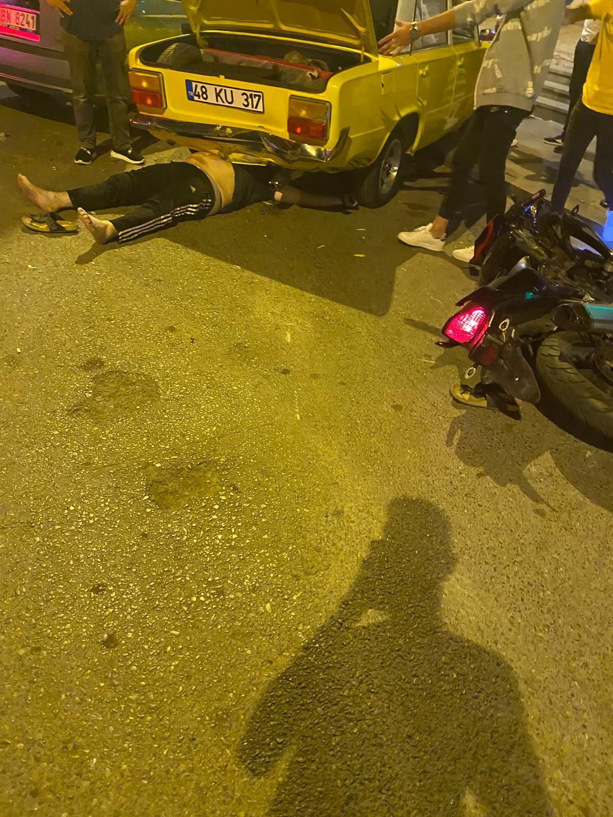 Virajı alamadı, otomobilin altına girdi 1