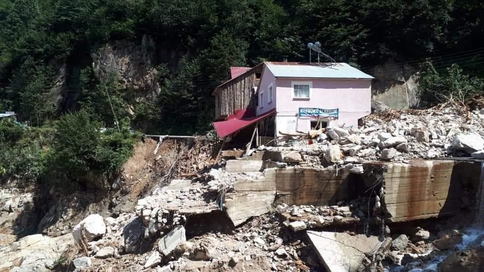 Mahalle adı gibi 5 metre aşağı kaydı 28