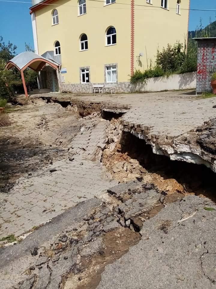 Mahalle adı gibi 5 metre aşağı kaydı 2