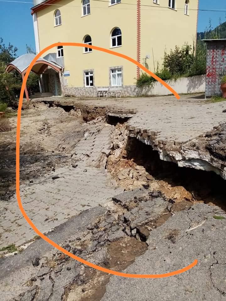 Mahalle adı gibi 5 metre aşağı kaydı 30