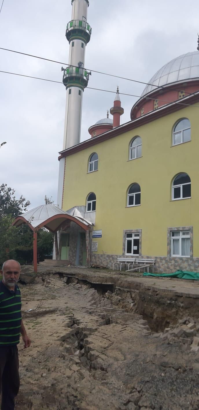 Mahalle adı gibi 5 metre aşağı kaydı 15