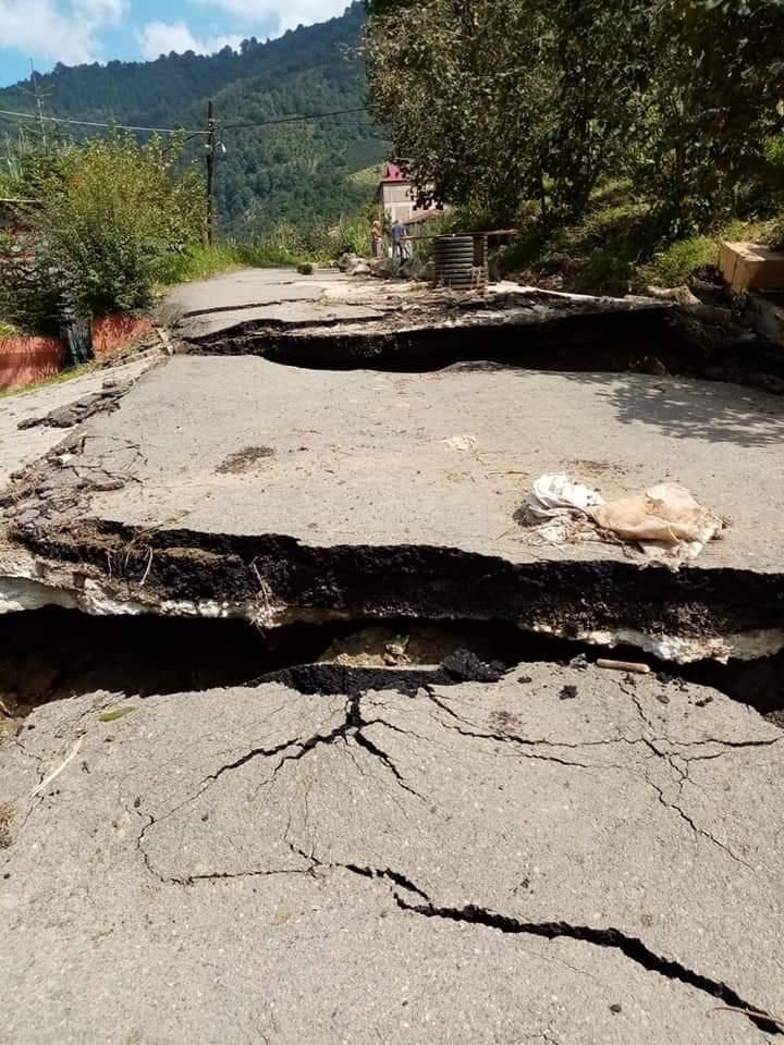 Mahalle adı gibi 5 metre aşağı kaydı 21