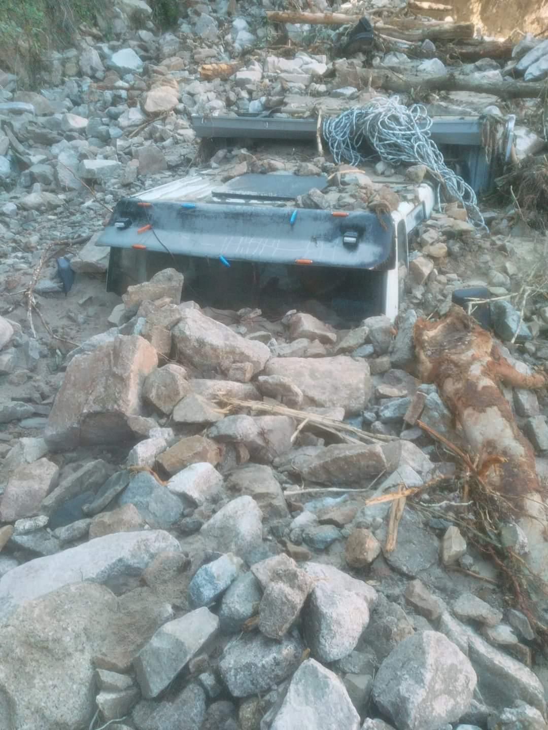 Mahalle adı gibi 5 metre aşağı kaydı 29