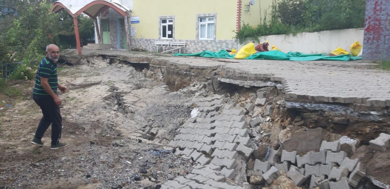 Mahalle adı gibi 5 metre aşağı kaydı 12