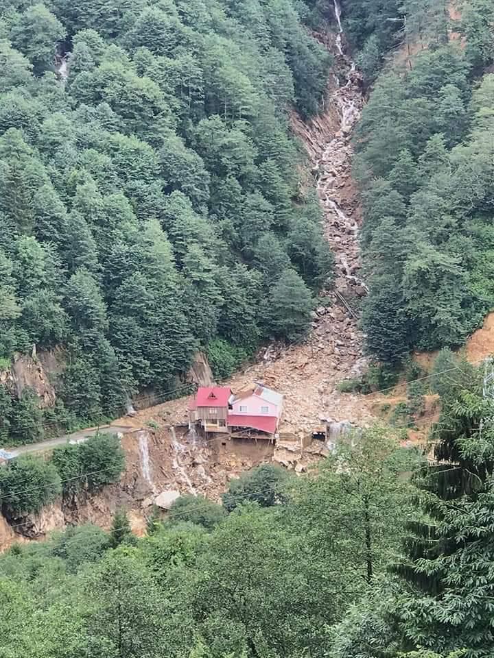 Mahalle adı gibi 5 metre aşağı kaydı 27