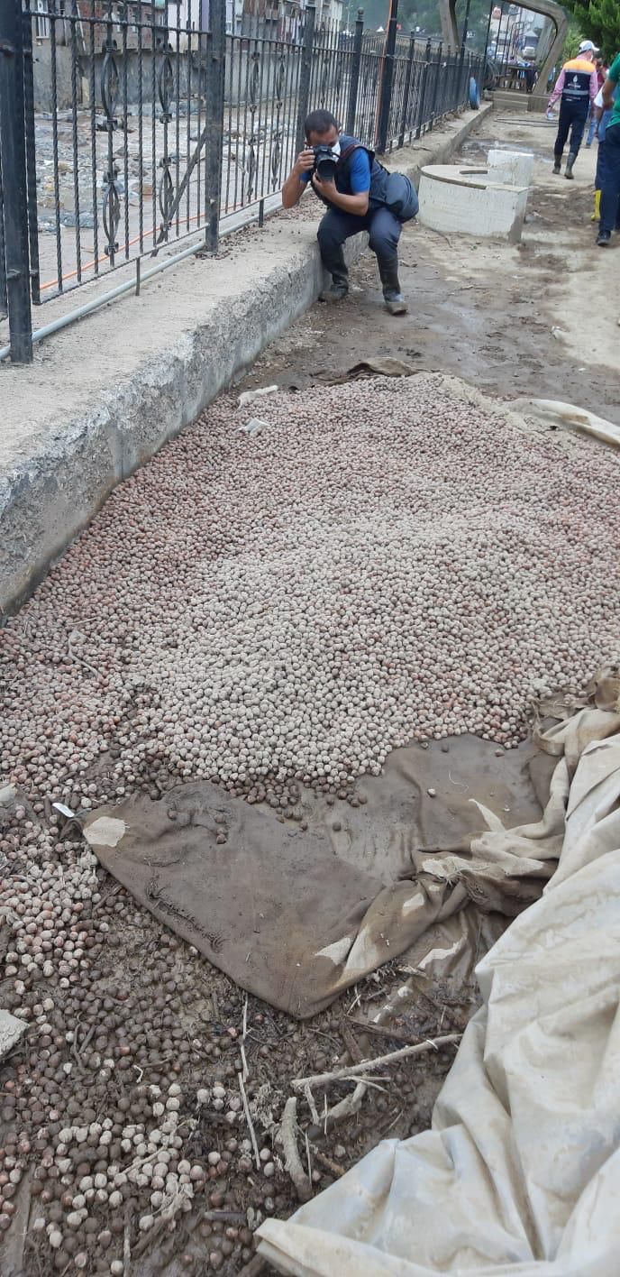 Mahalle adı gibi 5 metre aşağı kaydı 17