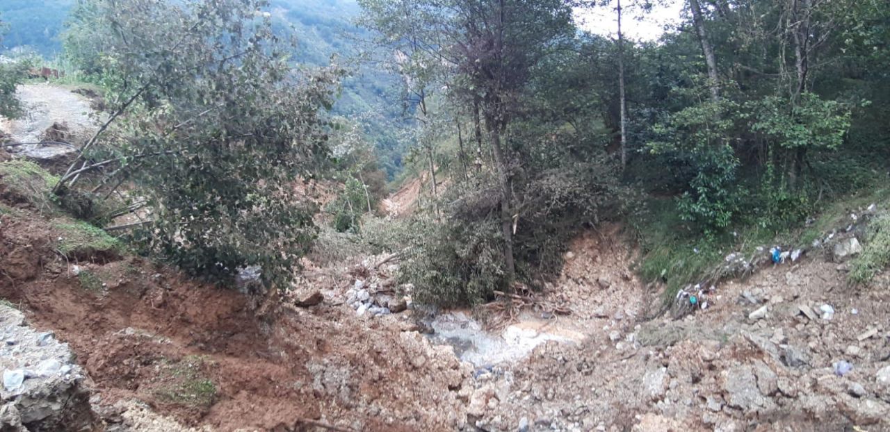Mahalle adı gibi 5 metre aşağı kaydı 13