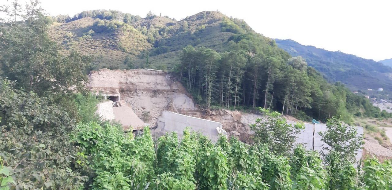 Mahalle adı gibi 5 metre aşağı kaydı 19