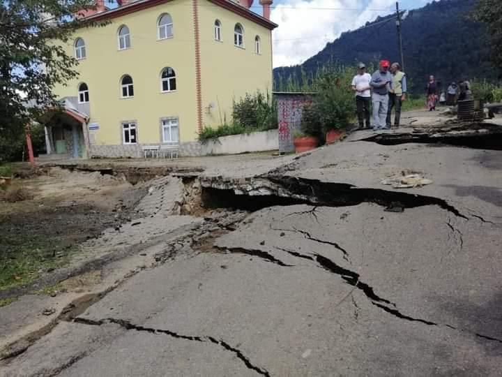 Mahalle adı gibi 5 metre aşağı kaydı 1