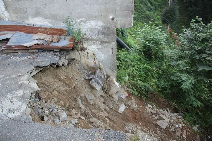 Dükkanını selde kaymasın diye camiye iple bağladı 1