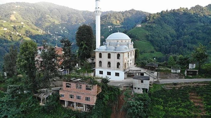 Dükkanını selde kaymasın diye camiye iple bağladı 3