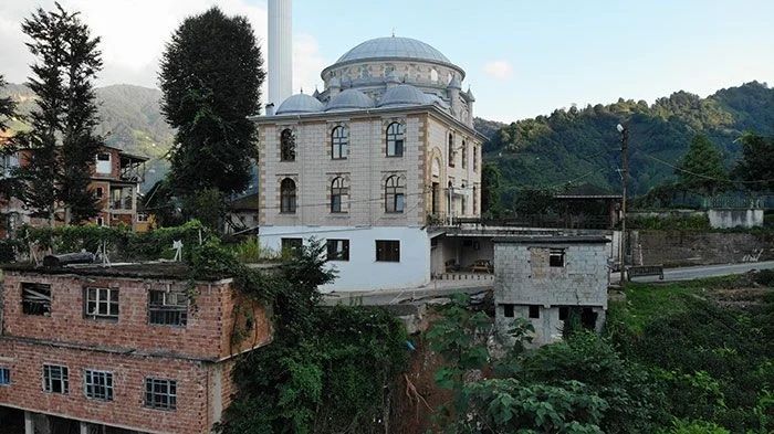 Dükkanını selde kaymasın diye camiye iple bağladı 4