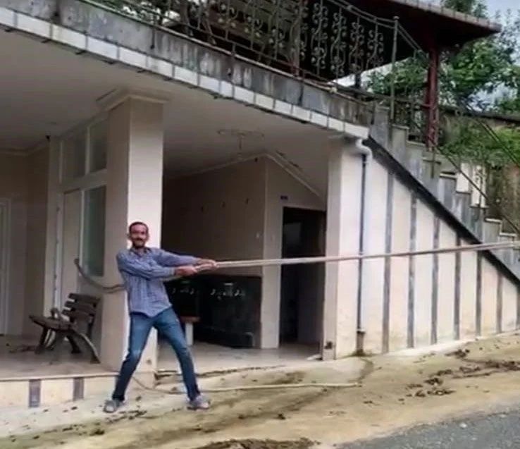 Dükkanını selde kaymasın diye camiye iple bağladı 2