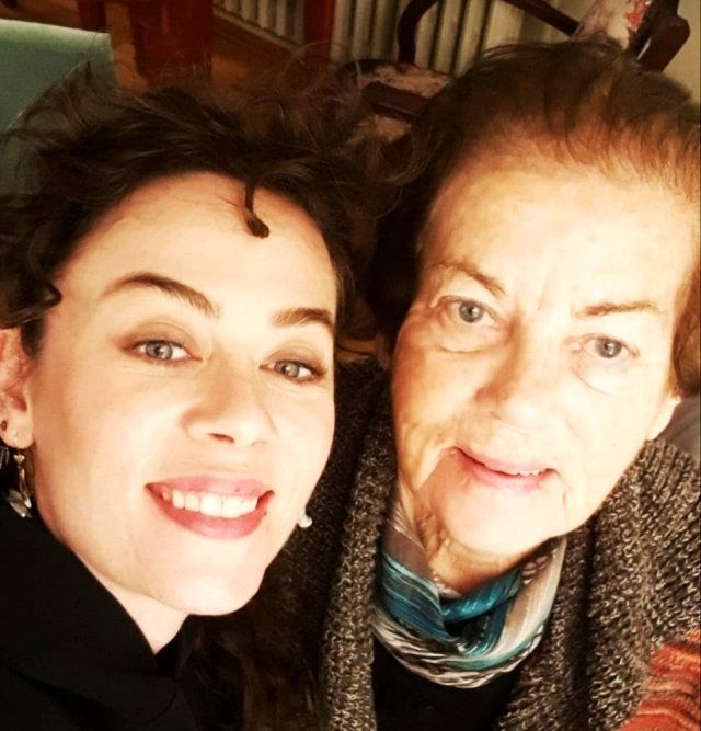 Demet Evgar, babaannesinin cenazesinde gözyaşlarına boğuldu 2