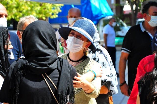 Demet Evgar, babaannesinin cenazesinde gözyaşlarına boğuldu 4