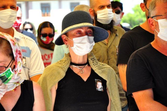 Demet Evgar, babaannesinin cenazesinde gözyaşlarına boğuldu 6