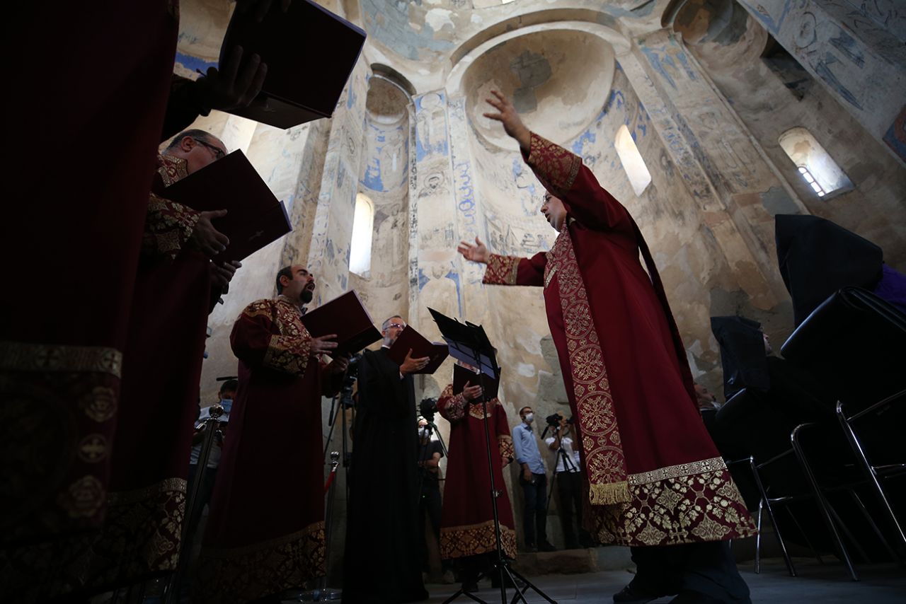 Akdamar Kilisesi'ndeki ayin Kovid-19 tedbirleri altında başladı 18