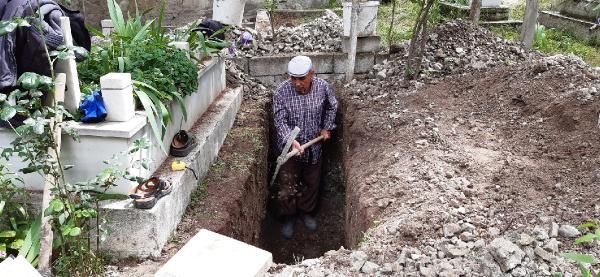 Kendi mezarını kazdı! 3