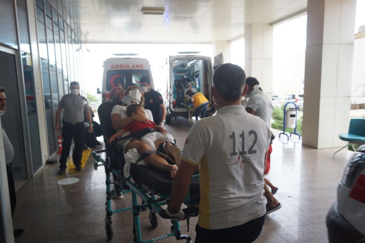 Kaza geçirdi sedyeye konuldu... Oğlunu bırakmadı! 3