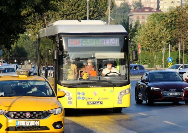 İstanbul'da toplu ulaşımda sosyal mesafesiz ayakta yolculuk 2