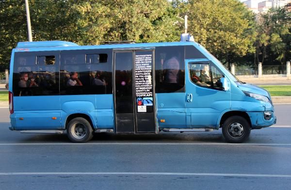 İstanbul'da toplu ulaşımda sosyal mesafesiz ayakta yolculuk 1