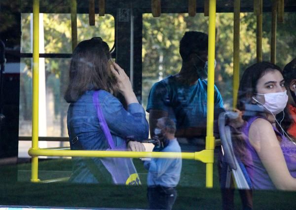 İstanbul'da toplu ulaşımda sosyal mesafesiz ayakta yolculuk 3