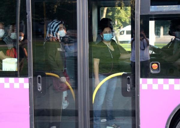 İstanbul'da toplu ulaşımda sosyal mesafesiz ayakta yolculuk 4